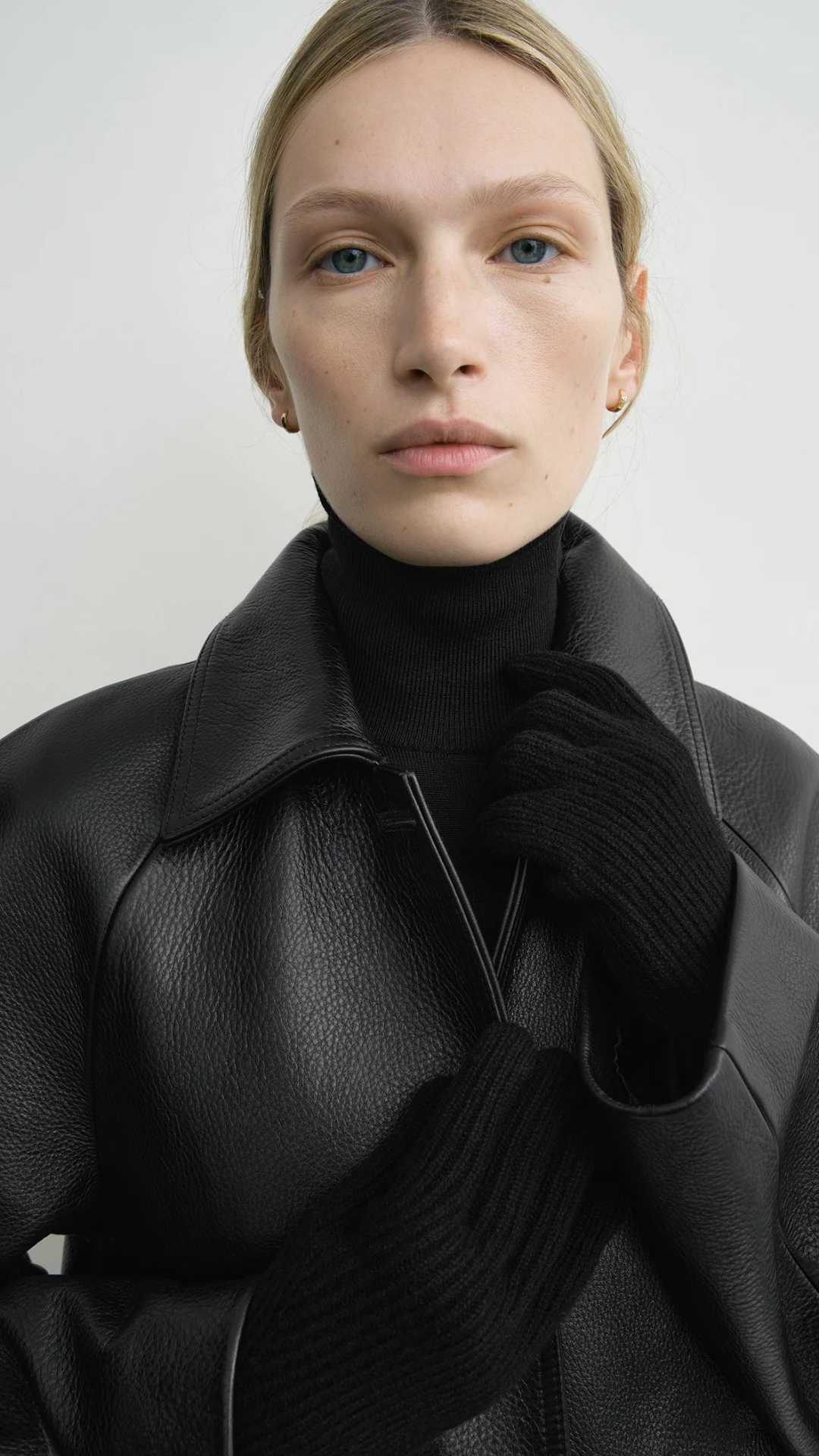 Toteme Cashmere Gloves in Black