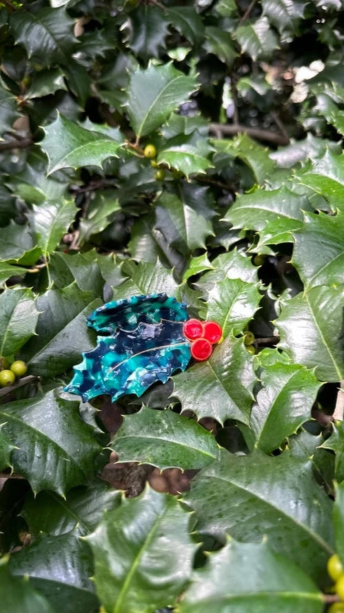 Solar Eclipse Holly Holiday Claw Clip