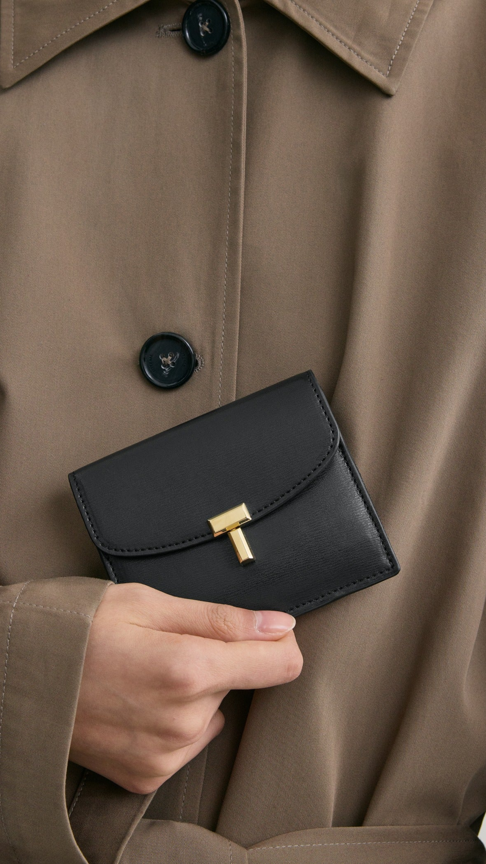 Toteme T-lock Leather Cardholder in Black