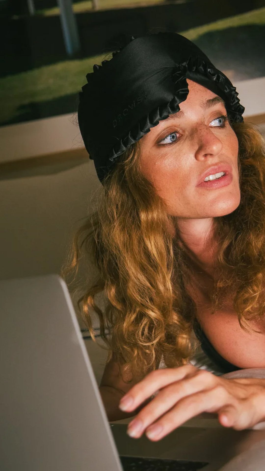 Drowsy Sleep in the City Mask in Black