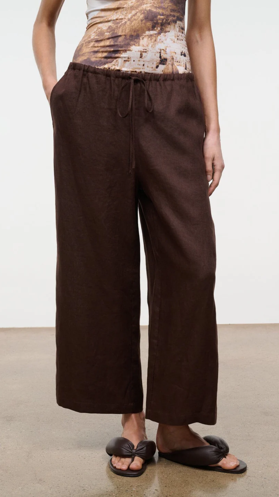 Staud Mateo Linen Cropped Pant in Root