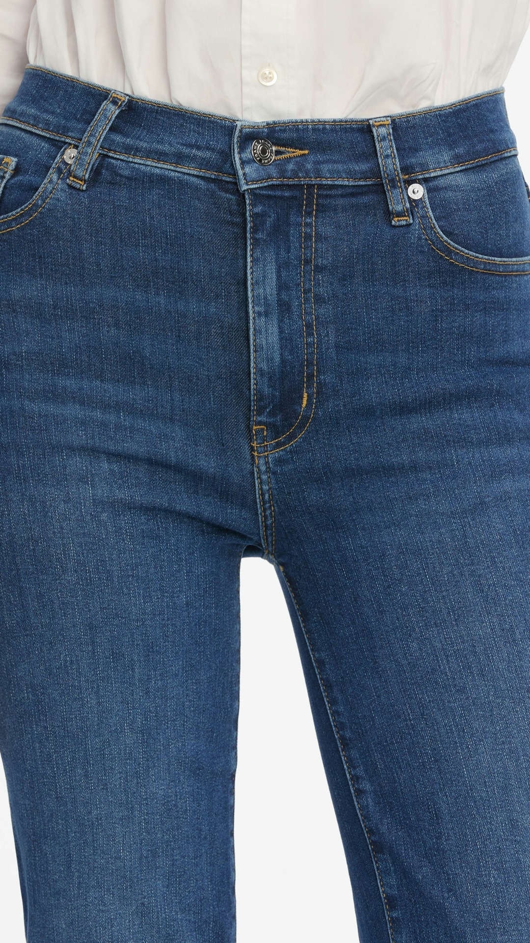 Frame Le Sleek Straight Jean in Femma