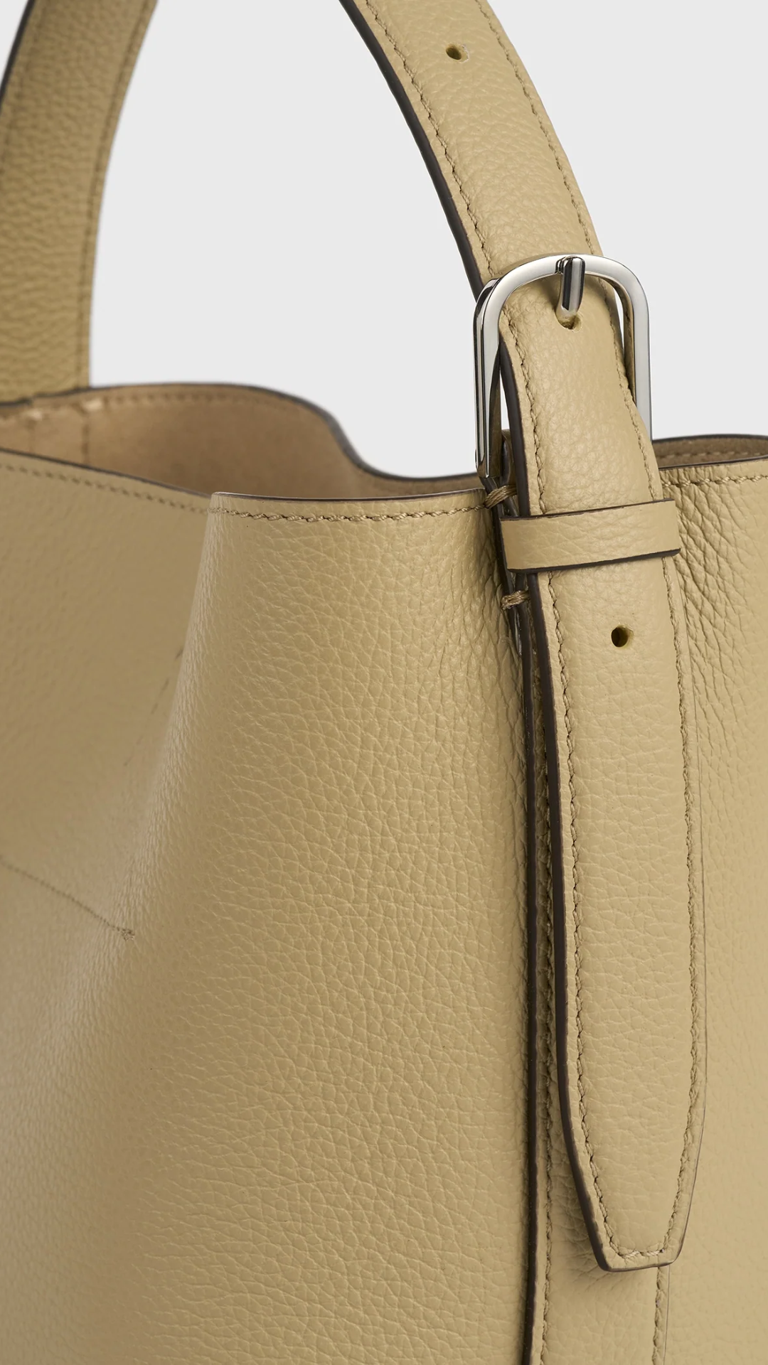 Toteme Petite Belted Grained-Leather Tote in Cashew