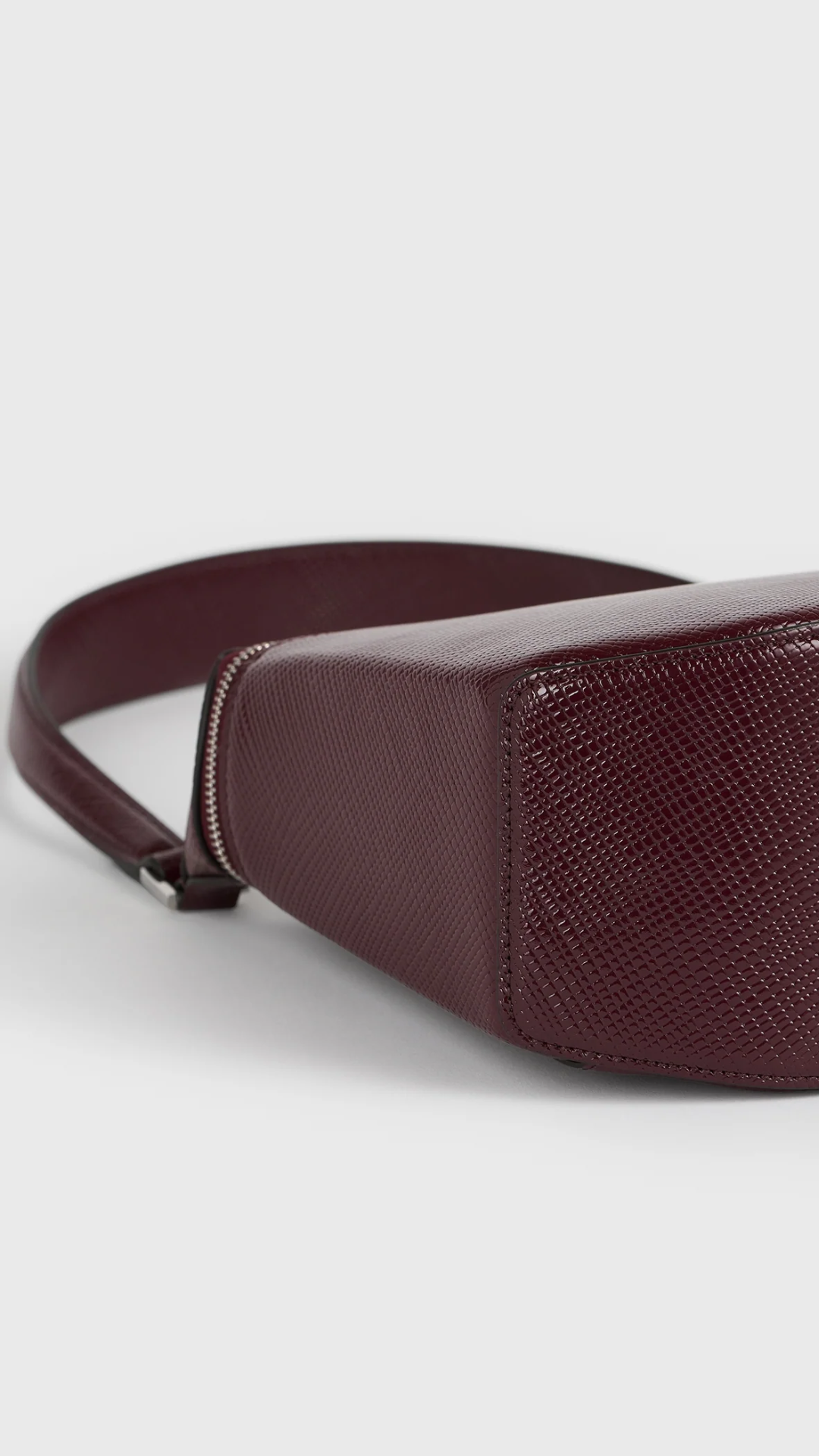 Toteme Clip Palmellato Patent Shoulder Bag in Cherry