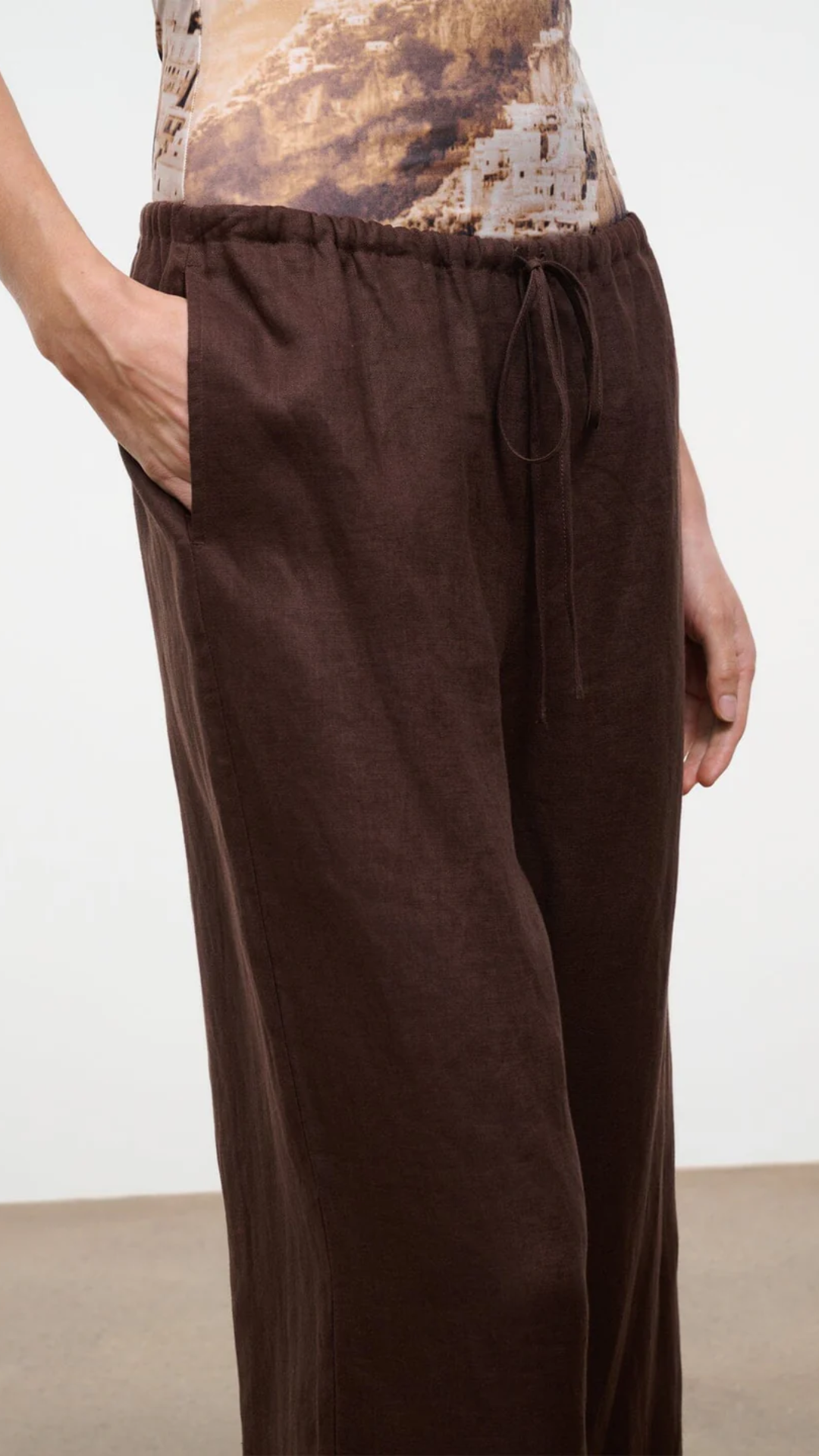 Staud Mateo Linen Cropped Pant in Root