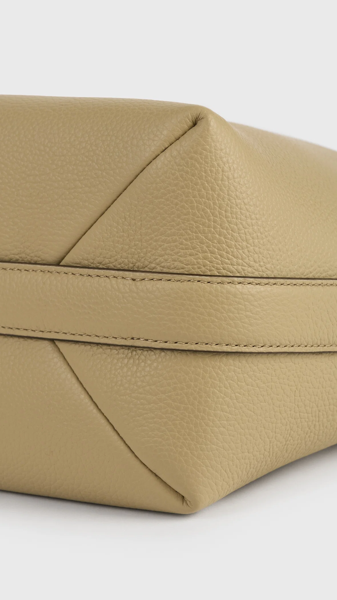 Toteme Petite Belted Grained-Leather Tote in Cashew