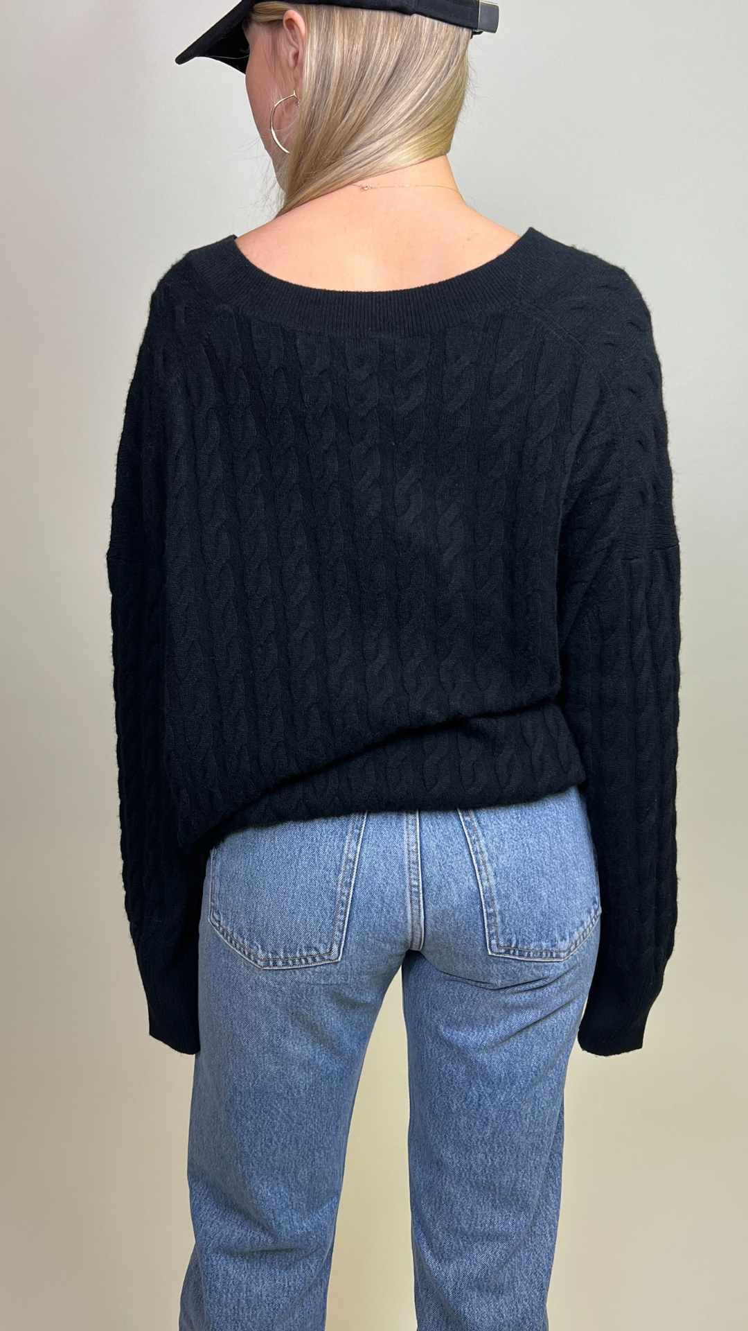 Allude V-neck Cable Sweater